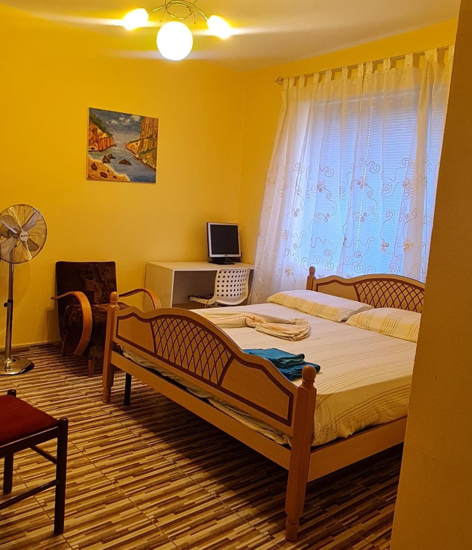 Scodrinon Hostel Shkoder Bagian luar foto