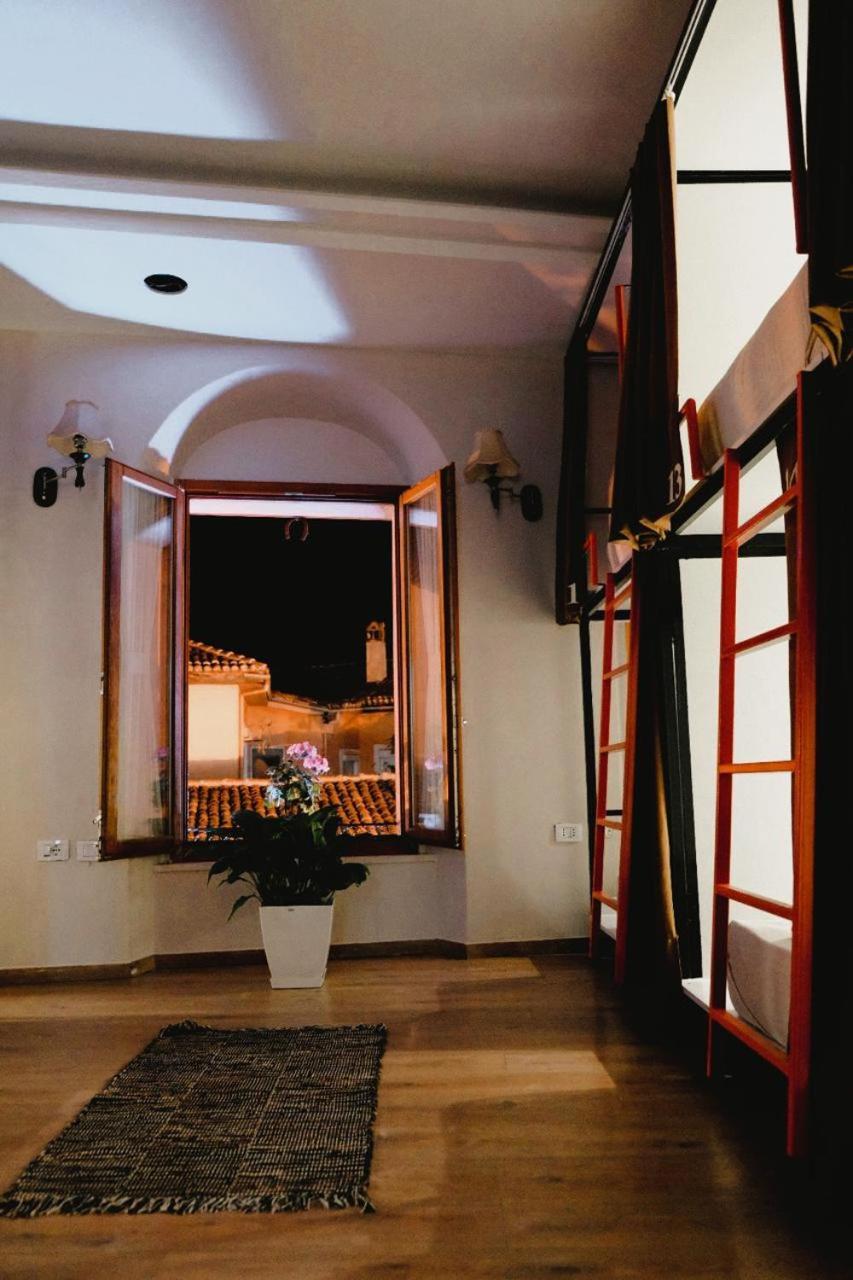 Scodrinon Hostel Shkoder Bagian luar foto